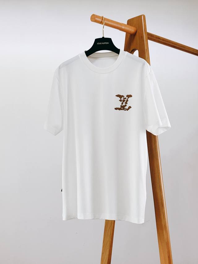 Louisvuitton 路易威登 2024Ss春夏新品 时尚休闲短tee，奢华程度满分的logo元素打造，高端气质型必入的极品款式，一款极具腔调感与魅力的单品