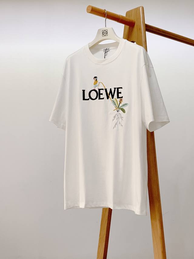 Loewe 罗意威 2024Ss春夏新品 休闲刺绣短袖，重磅级尤物单品，官网在售系列。奢侈一线大牌的御用面料厂织造，手感柔软 舒适，穿着无累赘感，吸湿透气，弹性