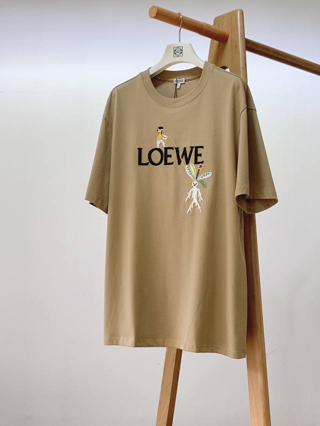 Loewe 罗意威 2024Ss春夏新品 休闲刺绣短袖，重磅级尤物单品，官网在售系列。奢侈一线大牌的御用面料厂织造，手感柔软 舒适，穿着无累赘感，吸湿透气，弹性