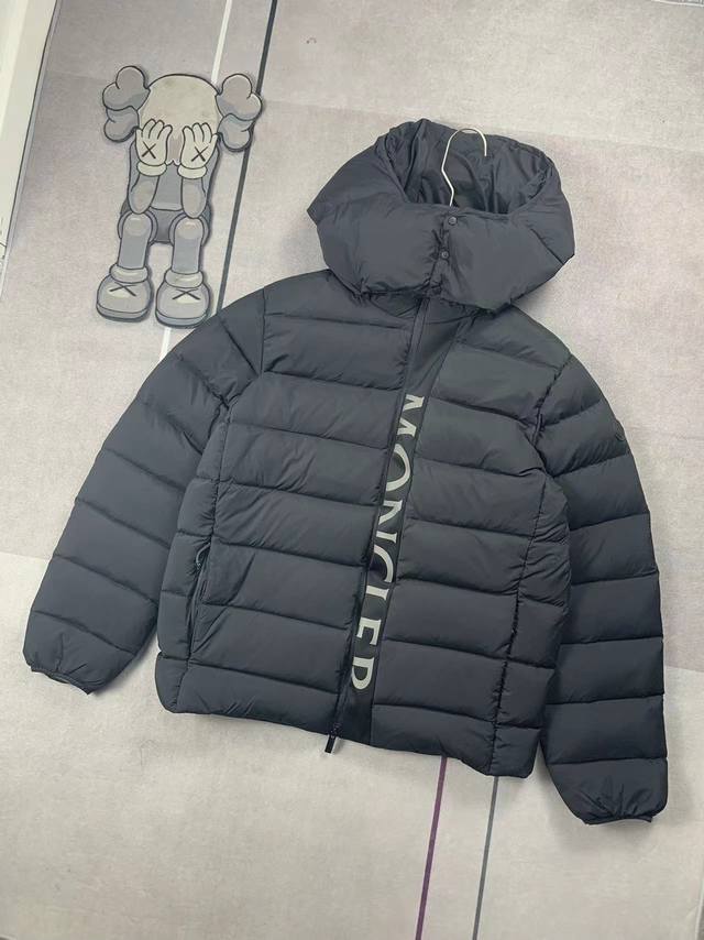 Moncler 蒙口经典版羽绒服，这款羽绒服受到80年代标志性作品的启发，Maya夹克重新审视了moncler档案中的剪影，采用现代方法，并通过该品牌在滑雪场的