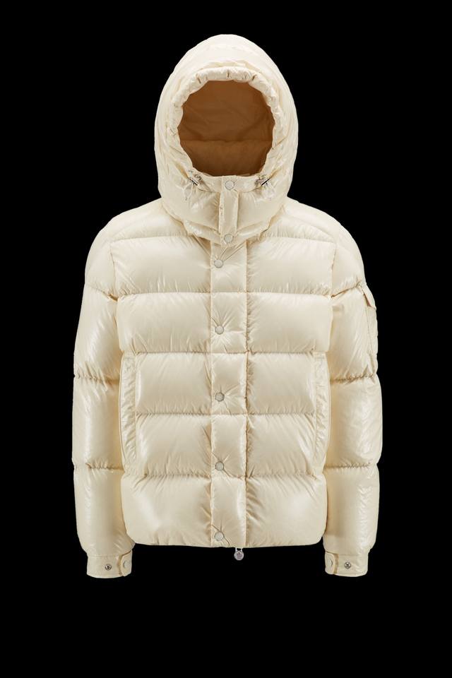 象牙白色moncler Maya 70短款羽绒夹克 标志性的男士moncler Maya 70羽绒夹克具有高辨识度，专为庆贺品牌70周年而设。 Moncler