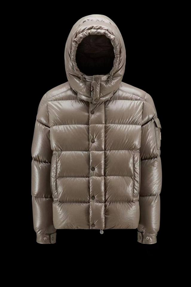 深灰色moncler Maya 70短款羽绒夹克 标志性的男士moncler Maya 70羽绒夹克具有高辨识度，专为庆贺品牌70周年而设。 Moncler M