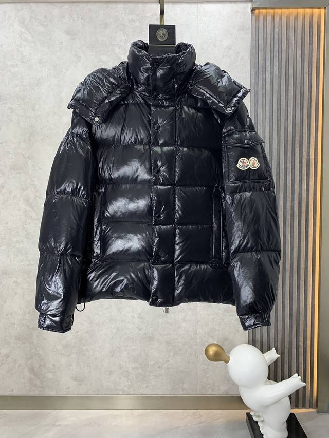 Moncler 蒙口 22秋冬70周年纪念！经典maya羽绒服！男女同款！原版定制记忆丝质感超赞！纪念新色实在太高级又好看啦！连帽可拆卸！减龄帅气少女风 面包服