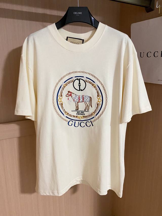 Gucci 面料- 采用300克双股精梳棉面料.索罗纳螺纹定织定染 工艺- 德国进口绣花机绘制而成 光打版调换颜色都用了半个月 全刺绣不扎身 官网同款 辅料-