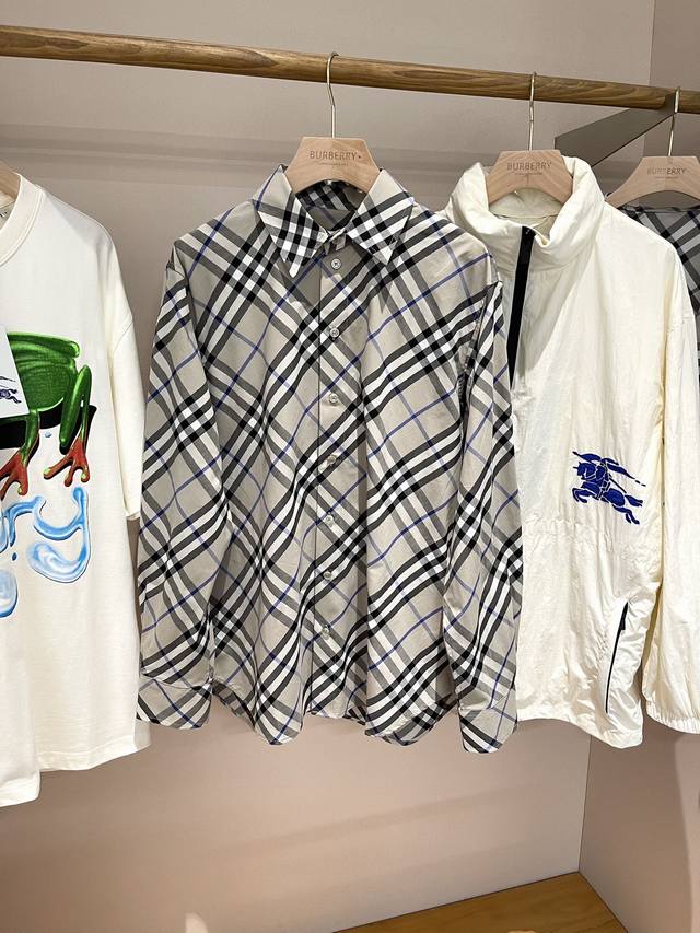 Burberry 巴宝莉新款格纹长袖衬衫 Size S M L Xl Xxl 面料：采用意大利精纺以其精湛的纺织技术著称 注重面料的细节和品质 在棉府绸面料的制