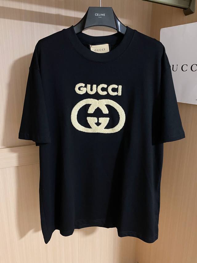 Gucci 面料- 采用300克双股精梳棉面料.索罗纳螺纹定织定染 工艺- 德国特种进口绣花机绘制而成毛巾绣工艺 全刺绣不扎身 官网同款 辅料- 全身定制辅料