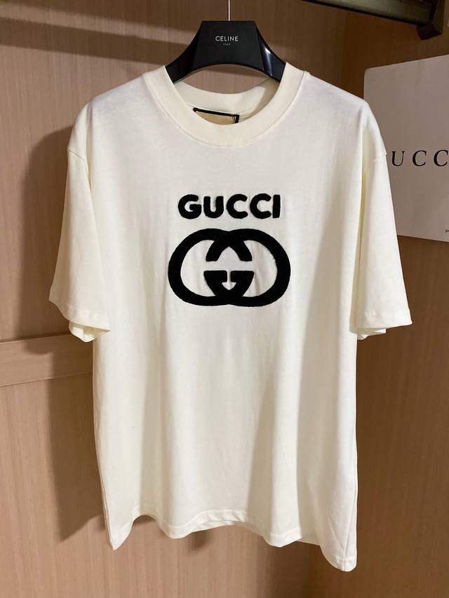 Gucci 面料- 采用300克双股精梳棉面料.索罗纳螺纹定织定染 工艺- 德国特种进口绣花机绘制而成毛巾绣工艺 全刺绣不扎身 官网同款 辅料- 全身定制辅料