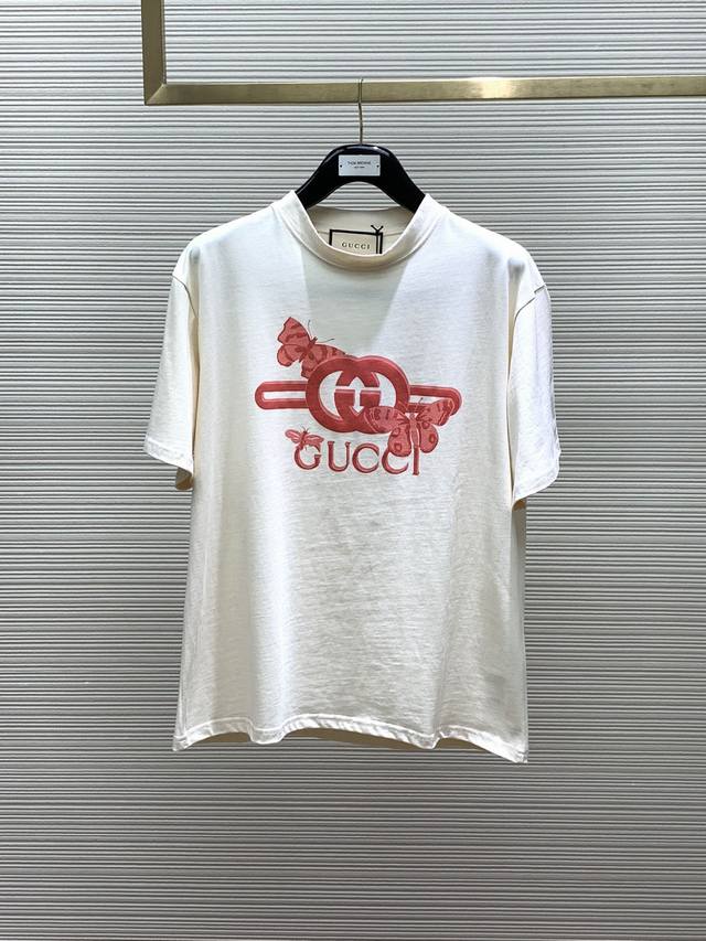 Gucci 古驰 ，2024夏季新品，时尚休闲圆领短袖t恤，专柜同步有售，原单狠货，采用进口原版面料，顶级印花工艺字母图案logo，彰显着时尚的魅力，独特设计，