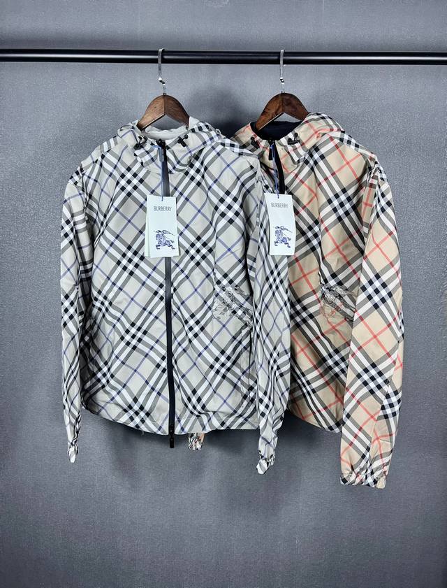 Burberry博柏利 马术徽标格纹双面穿连帽休闲夹克外套 男款 青苔色 Burberry 巴宝莉 新款格纹战马双面外套 轻便的连帽外套，选用由梭织尼龙面料制成