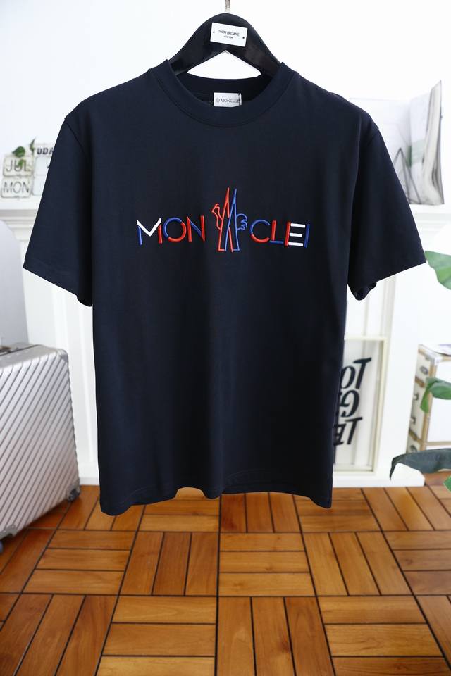 蒙口 Monc*Er. 24夏季新品男士套头短袖时尚经典圆领设计！胸前品牌字母logo搭配！高级定制百搭款式 任何人都可以轻松驾驭 采用高档顶级面料！非常显档次