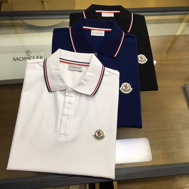 专柜新品 Moncle... 2024春夏专柜新品 时尚polo 翻领短袖 高级定制百搭款式 任何人都可以轻松驾驭 面料全订制工艺 胸前奢华经典品牌logo设计