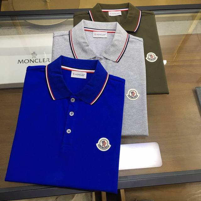 专柜新品 Moncle... 2024春夏专柜新品 时尚polo 翻领短袖 高级定制百搭款式 任何人都可以轻松驾驭 面料全订制工艺 胸前奢华经典品牌logo设计