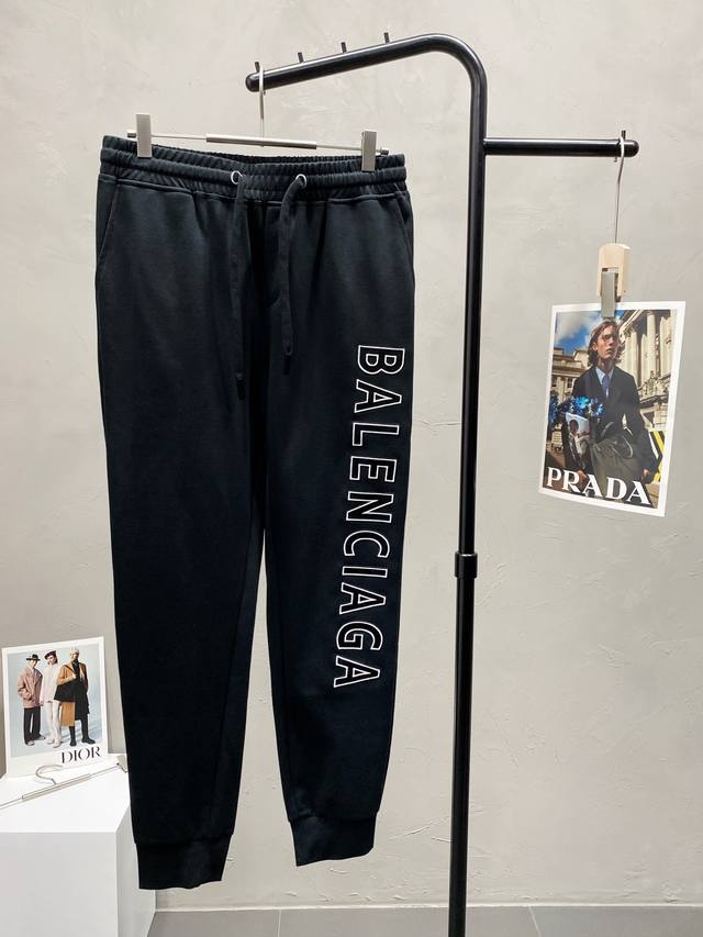 Balenciaga巴黎世家独家专供新款休闲裤 高端版本！专柜定制面料 透气舒适度高，细节无可挑剔，品牌元素设计理念，体现高品质。手感细腻柔软！呈现休闲裁剪，上