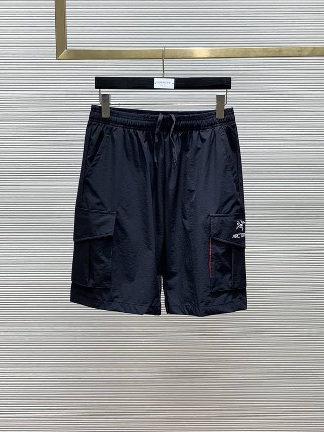 Arcteryx 始祖鸟，2024夏季新品，时尚休闲短裤，专柜同步有售，原单狠货，采用进口原版面料，顶级印花工艺字母图案logo，档次极高，从容百搭，上身帅气有