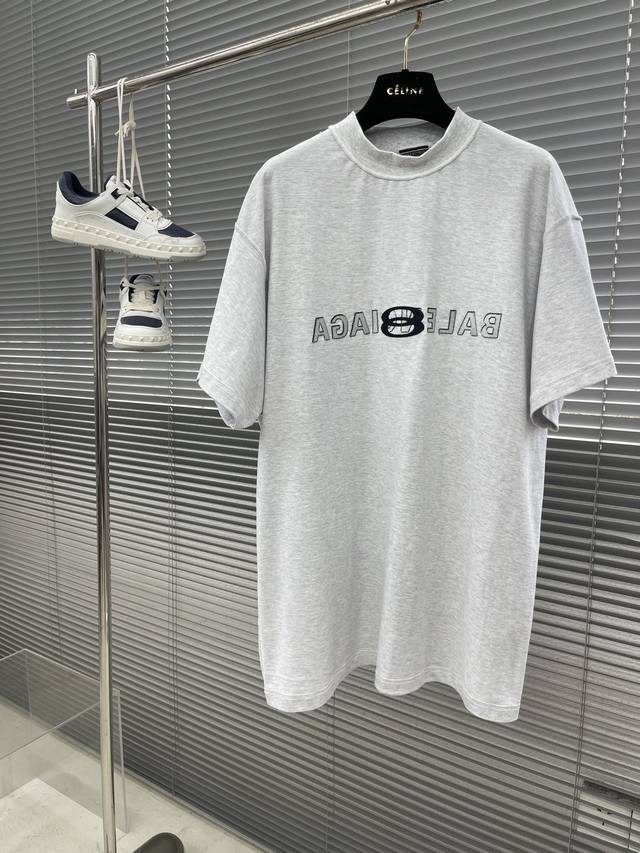 Balenciag 双环反转刺绣短袖 32支紧密新棉平纹布230克 配套双纱十字罗纹 手感柔软 舒适贴肤 标志性blcg Logo刺绣点缀正面 双面皆可穿 由冚