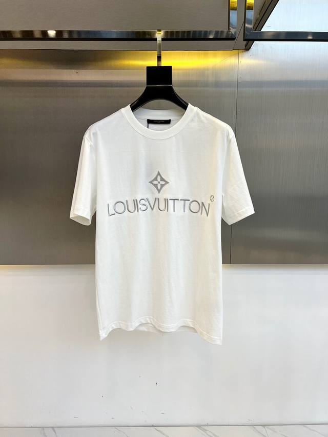 Lv、2024春夏新品圆领短袖t恤，刺绣logo填充，简约时尚舒适，采用270G高克重双股精梳纯棉面料，柔软亲肤细腻。双肩拉锁链底，做工细致，耐穿不变形，厚度适