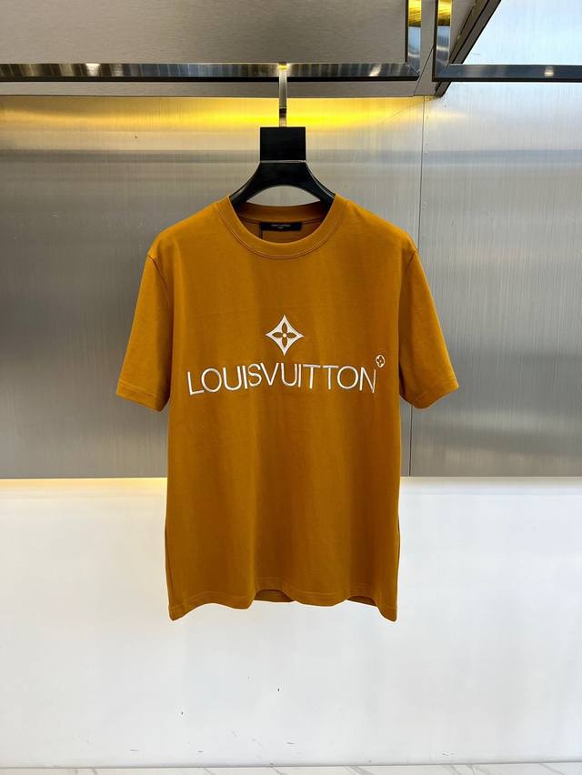 Lv、2024春夏新品圆领短袖t恤，刺绣logo填充，简约时尚舒适，采用270G高克重双股精梳纯棉面料，柔软亲肤细腻。双肩拉锁链底，做工细致，耐穿不变形，厚度适