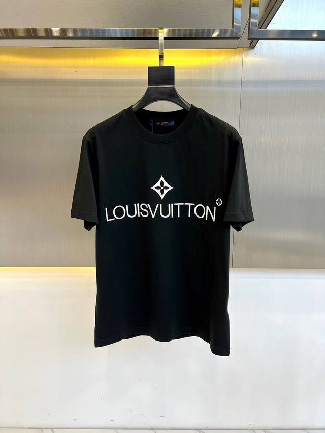 Lv、2024春夏新品圆领短袖t恤，刺绣logo填充，简约时尚舒适，采用270G高克重双股精梳纯棉面料，柔软亲肤细腻。双肩拉锁链底，做工细致，耐穿不变形，厚度适