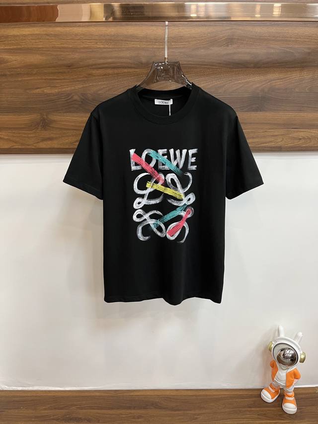 主推 Loewe 独家专供新款罗意威潮男时尚圆领短袖，高端潮流时尚t恤 透气舒适度高，细节无可挑剔，品牌元素设计 理念，体现高品质。呈现休闲裁剪，上身版型超赞！