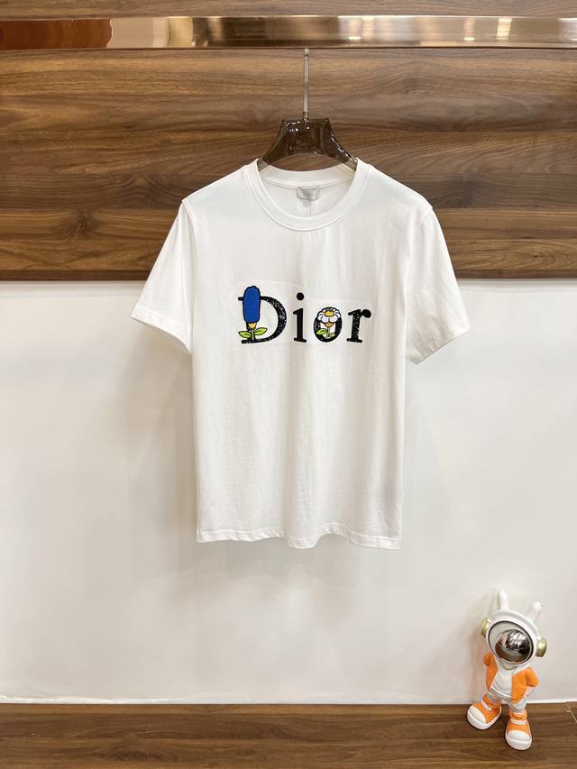 主推 Dior 独家专供新款迪奥潮男时尚圆领短袖，高端潮流时尚t恤 透气舒适度高，细节无可挑剔，品牌元素设计理念，体现高品质。呈现休闲裁剪，上身版型超赞！码数：