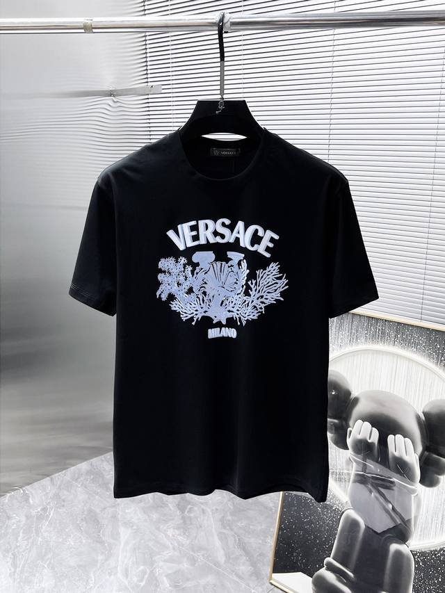 范思哲 Versace 2024新款 圆领 短袖 T恤 体恤 半袖 ，高端版本！专柜定制面料 透气舒适度高，细节无可挑剔，品牌元素设计理念，体现高品质。手感细腻