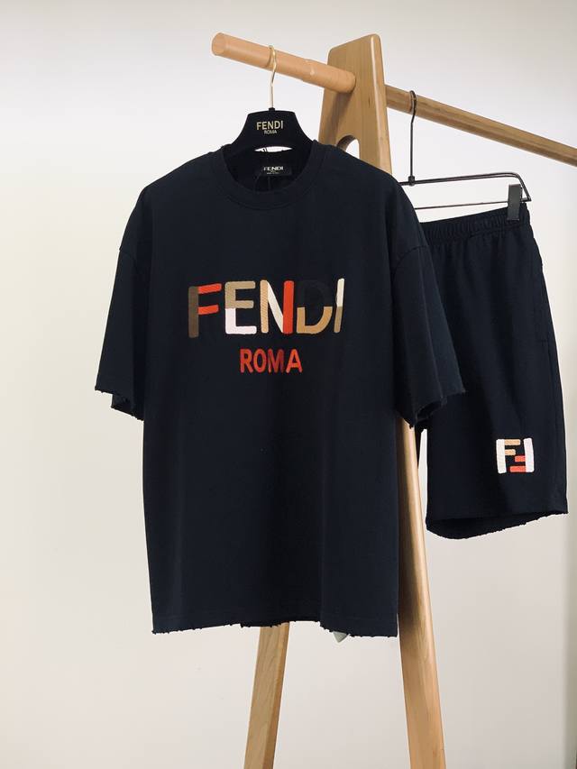 Fendi 芬迪 2024Ss春夏新品 时尚休闲刺绣标识套装，甄选优质面料打造，舒适透气，质地超赞，衣服边缘做旧磨破设计，工艺精湛，运动休闲于一身，无可挑剔的一