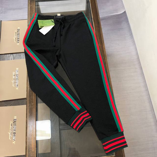 裤子p145外套 Gucci .古驰 2024早秋新款织带拼接logo运动休闲套装 拉链卫衣！休闲束脚长裤！情侣套装！！！渠道精品，舒适轻松运动休闲集一体！定制