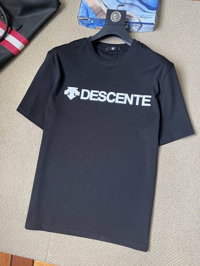 Descente 迪桑特 2024Ss春夏新品 休闲套头短袖，胸前立体发泡印花标识，辨识度极高，完美的符合 最新系列风格的时尚理念，体验最新风情！！甄选高支纯棉