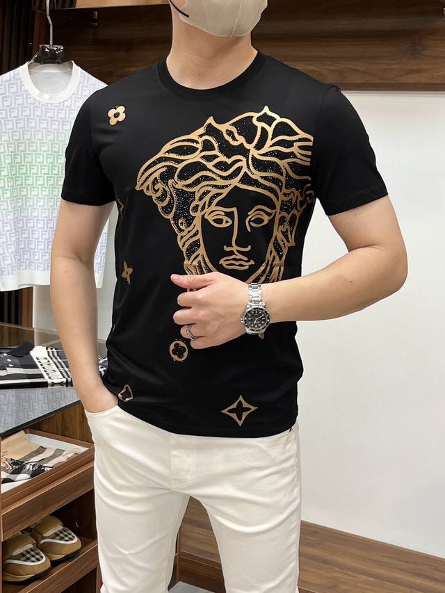 Versace 范思哲 -高级轻奢单品 2024Ss龙年夏季专柜时尚大爆款圆领t恤，休闲时尚外穿 内搭必备款，舒适好看上身可见 定制进口高端丝光面料，手感细腻丝