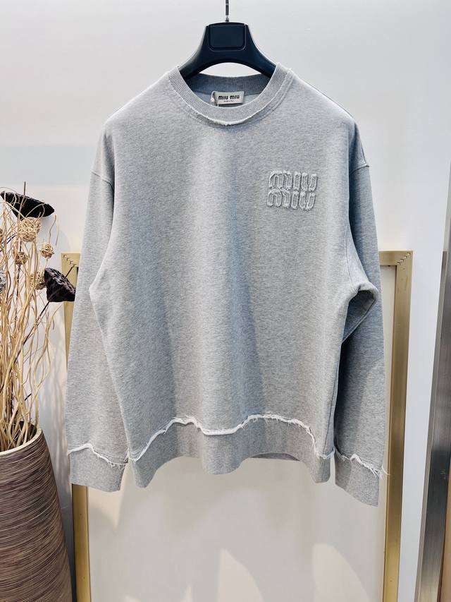 Size：S M L Xl 蓝 灰两色 男女同款 Miu Miu Miu里miu气又岚又飒棉质成衣酵洗破坏双领口圆领套头衛衣 配以立体品牌logo点缀 尽显潮流