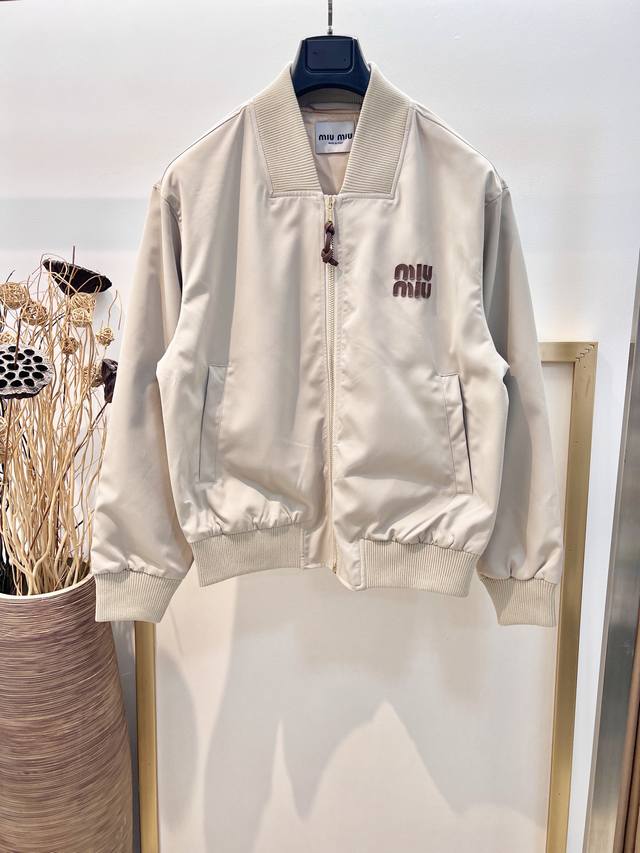 Size：S M L Xl 蓝 卡其两色 男女同款 Miumiu 缪缪 Logo字母贴皮拉链宽松飞行员夹克外套 真的是太懂时尚了#男孩阵营 #Miumiu男孩