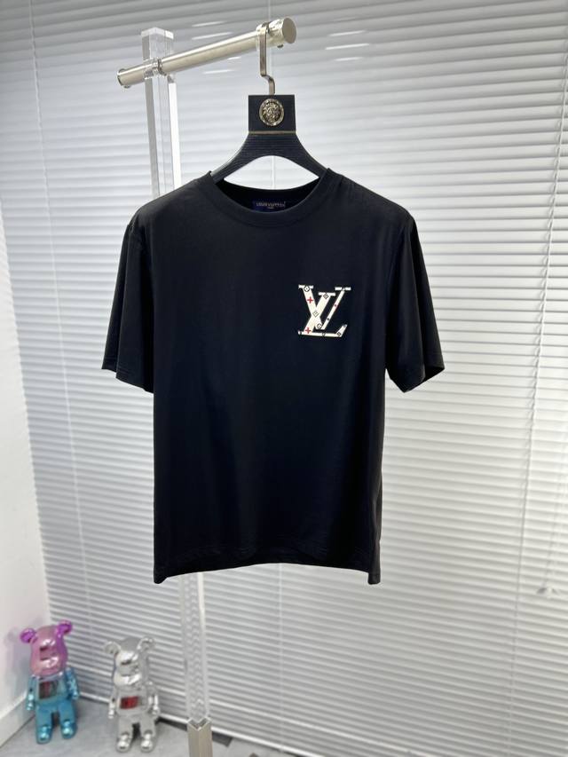 Lv*路易 Ss24夏季新款短袖t恤，顶级图案logo，帅气时尚，简约百搭款。面料棉 不仅挺括，保持潮流的廓形，又穿着舒适，纱织更细腻 码数：M-Xxxl