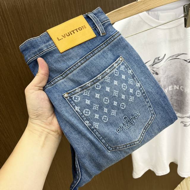 Lv 高端定制、24Ss春夏最新款原单牛仔裤 柜台同步发售 原版定制复刻 客供五金辅料 原单品质 进口牛仔面料重工洗水 做工走线精细 上身绝佳，优选单品a60 - 点击图像关闭