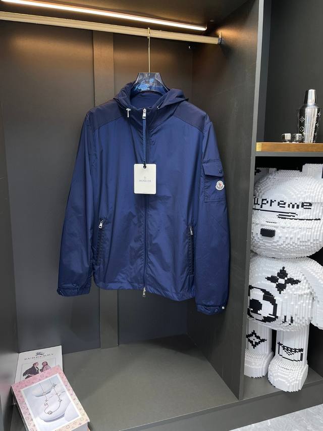 Moncler 24年ss米兰秀场新款，男士轻奢商务休闲连帽夹克外套。客供的复合科技面料，表层防水快速排汗。功能性更加强大满足穿着者一切日常需求，符合人体工学的