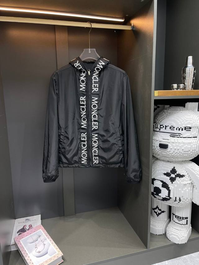 蒙口 Moncler 双面穿 Ss新款 连帽 夹克 外套，高端版本！专柜定制面料 透气舒适度高，细节无可挑剔，品牌元素设计理念，体现高品质。手感细腻柔软！呈现休