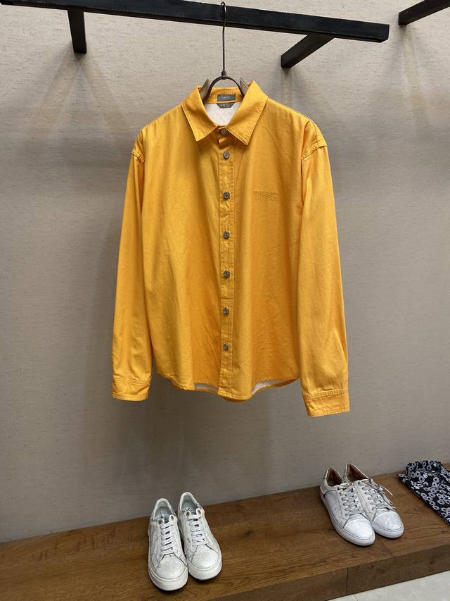 Dior，迪奥 24Ss新款外套衬衫来自 Dior And Stone Island 限定系列，展现了联名系列的标志。采用黄色棉质面料精心制作，胸前饰以 Dio