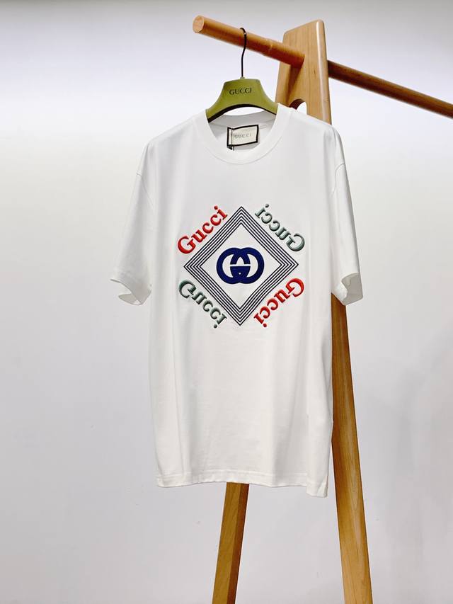 Gucci 古驰 2024Ss春夏新品 休闲刺绣短tee，进口优质高支纯棉面料打造，舒适透气，质地超赞，胸前田岛机重工撞色刺绣标识图案，工艺精湛，款式新颖，男女