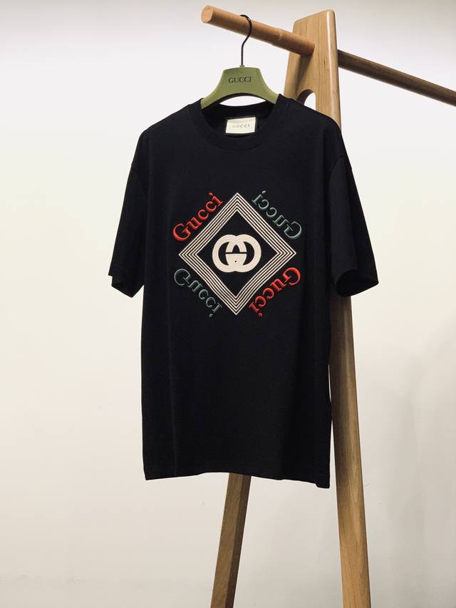 Gucci 古驰 2024Ss春夏新品 休闲刺绣短tee，进口优质高支纯棉面料打造，舒适透气，质地超赞，胸前田岛机重工撞色刺绣标识图案，工艺精湛，款式新颖，男女