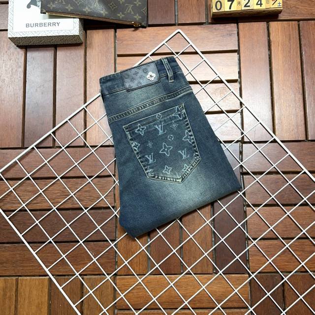 Lv 路易威登 新款新品 专柜有售 实体店极品牛仔裤专柜原版1:1好货，适合各个年龄段。市场最高版本的欧洲进口面料。舒适柔软亲肤，上身效果超级棒时尚百搭，笔挺有