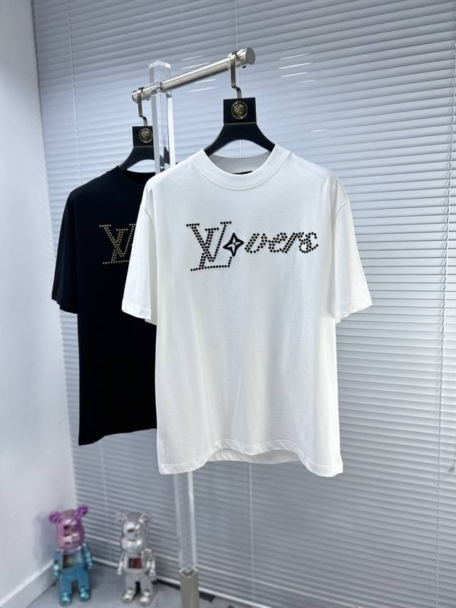 Lv*路易 Ss24夏季新款短袖t恤，顶级图案logo，帅气时尚，简约百搭款。面料棉 不仅挺括，保持潮流的廓形，又穿着舒适，纱织更细腻 码数：S-Xl