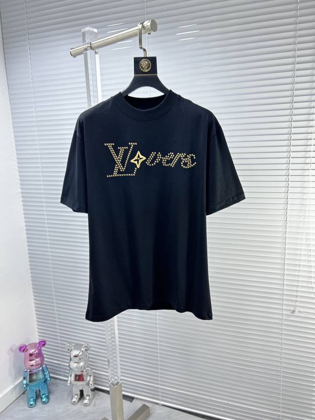 Lv*路易 Ss24夏季新款短袖t恤，顶级图案logo，帅气时尚，简约百搭款。面料棉 不仅挺括，保持潮流的廓形，又穿着舒适，纱织更细腻 码数：S-Xl - 点击图像关闭