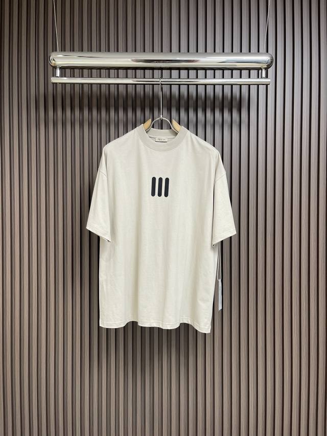 Fog Fear Of God Essentials 三条杠 后背足球明星印花短袖t恤 采用230克重纯棉面料 定制定染高档螺纹 无色差。尺码：S-Xl