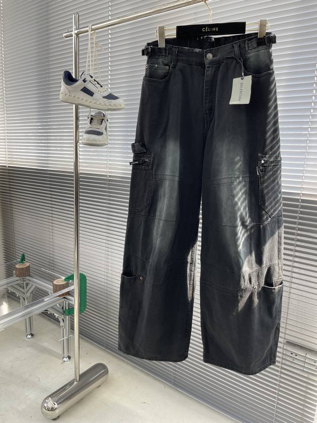 Balenciag 24Ss新品cargo黑色柔软左斜纹牛仔工装长裤 甄选柔软黑色左斜纹牛仔布中腰廓形剪裁，侧面设有2个腰带袢，可调节腰围，弧面纽扣镌刻品牌标识