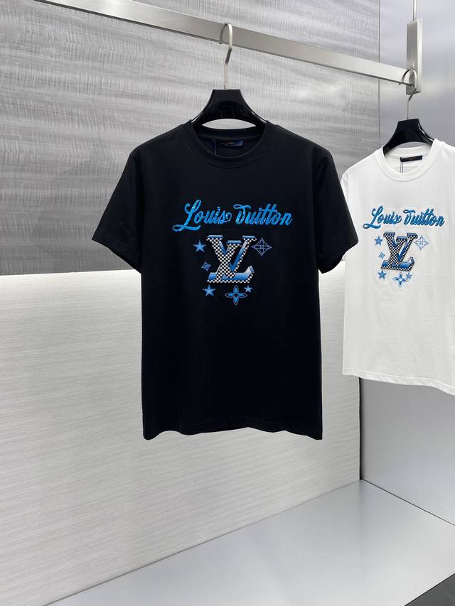 Lv2024春夏新款首发专柜最新款短袖圆领t恤 高端订制 设计前卫时尚！品牌logo重工艺设计 高端定制 克面料.手感柔软.穿着舒适.专柜级别精致车线.做工精细