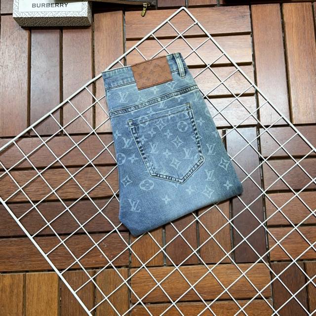 Lv 路易威登 新款新品 专柜有售 实体店极品牛仔裤专柜原版1:1好货，适合各个年龄段。市场最高版本的欧洲进口面料。舒适柔软亲肤，上身效果超级棒时尚百搭，笔挺有