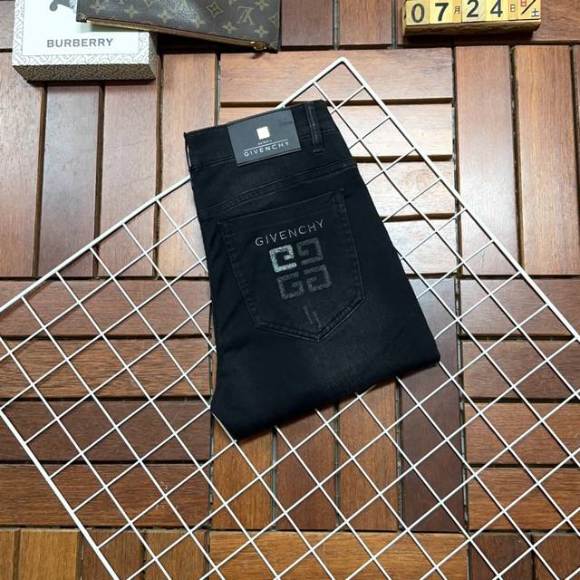 Givenchy 纪梵希 新款新品 专柜有售 实体店极品牛仔裤专柜原版1:1好货，适合各个年龄段。市场最高版本的欧洲进口面料。舒适柔软亲肤，上身效果超级棒时尚百