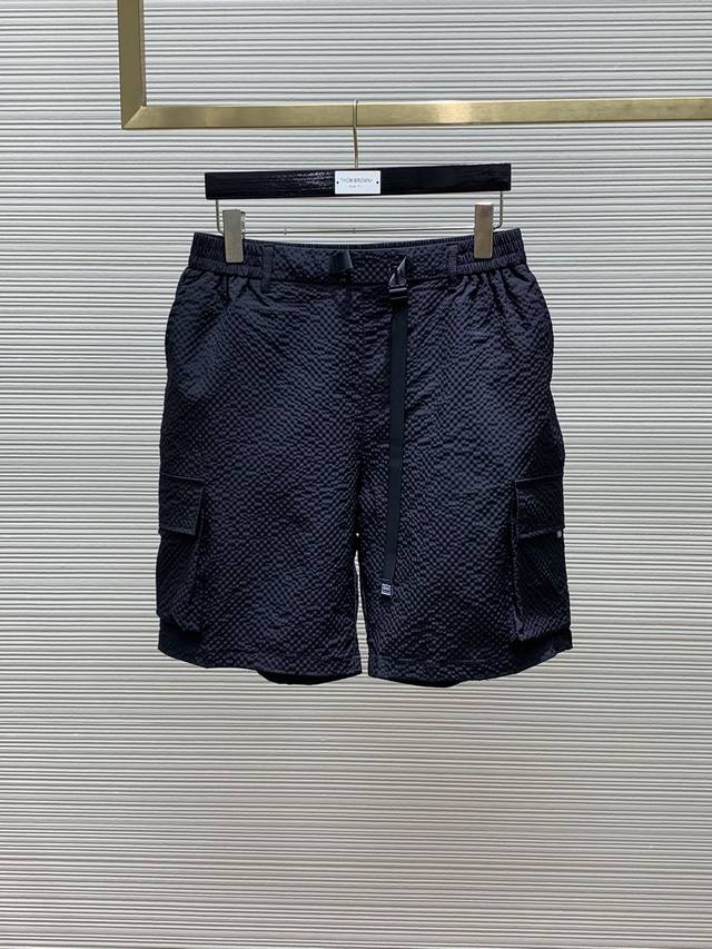 一套 ，Prada 普拉达，2024夏季最新品，专柜同步有售，时尚休闲短袖套装，进口原版面料，做工极为复杂，唯一可以做代购级别的渠道狠货，顶级印花工艺字母图案l