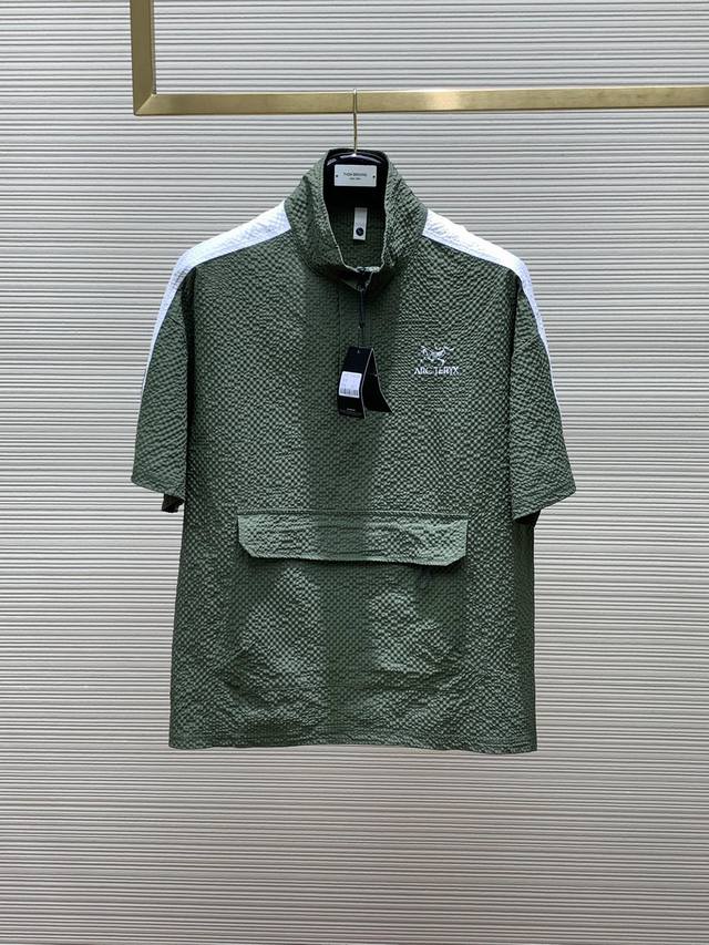 一套 ，Arcteryx 始祖鸟，2024夏季aw新品，时尚休闲短袖，专柜同步有售，原单狠货，进口原版面料，工艺极度复杂，视觉相当雅致时髦，高贵而优雅，从主体面