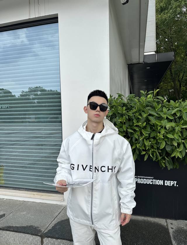 Givenchy Logo拉链夹克外套 面料：采用三合一75D梭织面料 触感如同末来科技 让肌肤愜享呼吸感 虚实有致 轻盈透气 舒适贴肤 饰以同系配色粘合giv