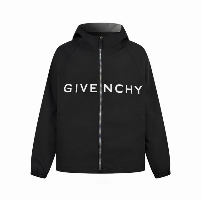 Givenchy Logo拉链夹克外套 面料：采用三合一75D梭织面料 触感如同末来科技 让肌肤愜享呼吸感 虚实有致 轻盈透气 舒适贴肤 饰以同系配色粘合giv